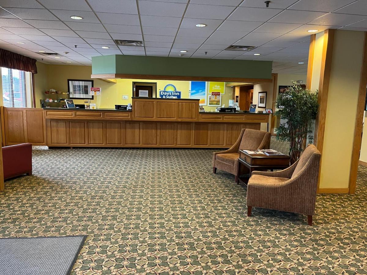 Days Inn & Suites By Wyndham Sutton Flatwoods Εξωτερικό φωτογραφία