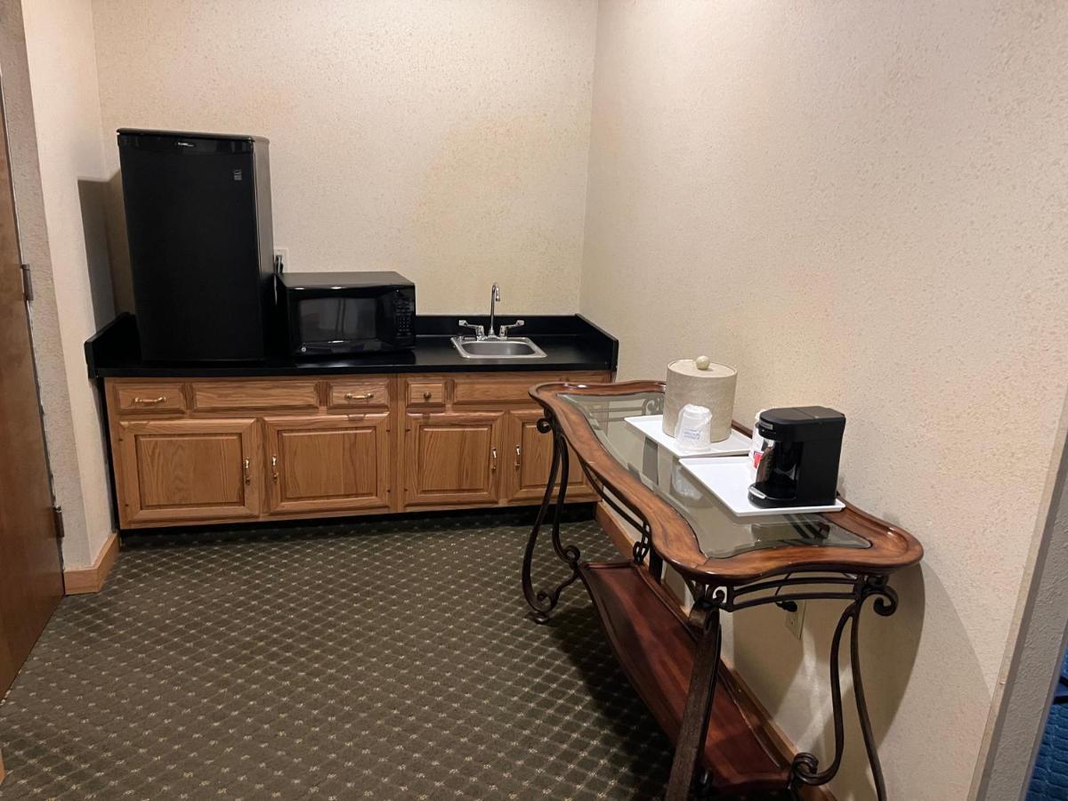 Days Inn & Suites By Wyndham Sutton Flatwoods Εξωτερικό φωτογραφία