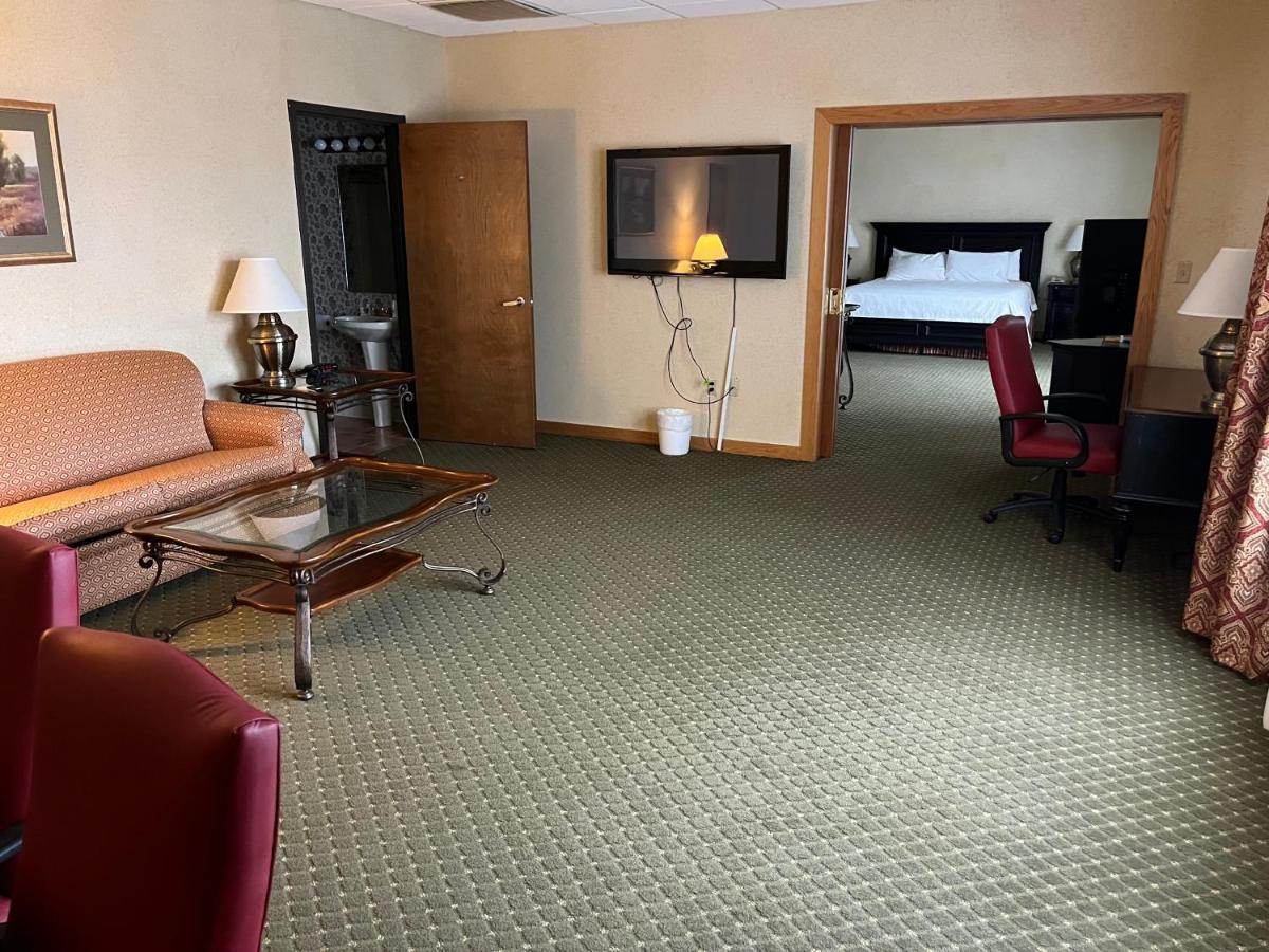 Days Inn & Suites By Wyndham Sutton Flatwoods Εξωτερικό φωτογραφία