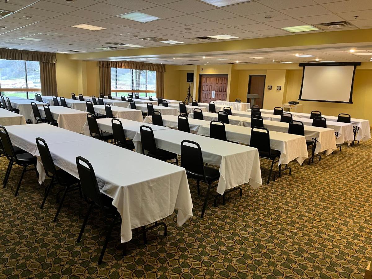 Days Inn & Suites By Wyndham Sutton Flatwoods Εξωτερικό φωτογραφία