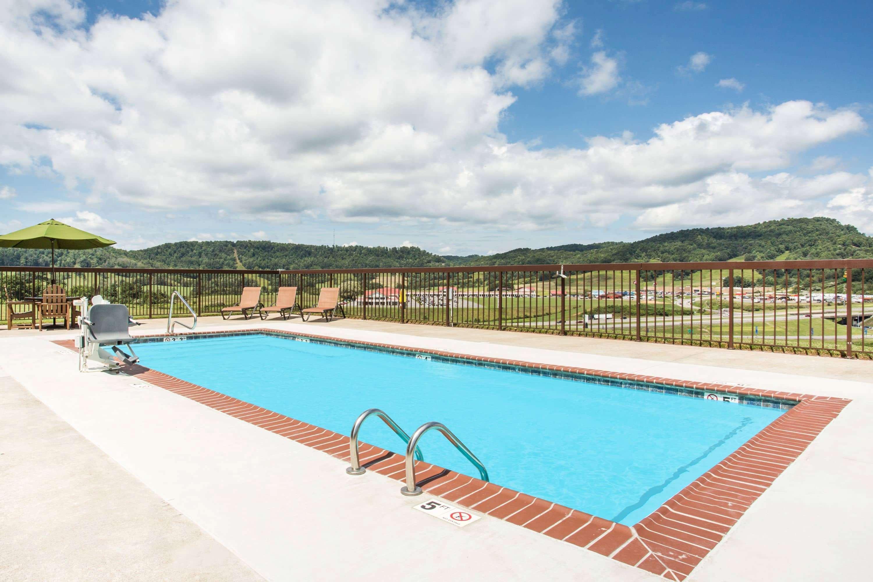 Days Inn & Suites By Wyndham Sutton Flatwoods Εξωτερικό φωτογραφία