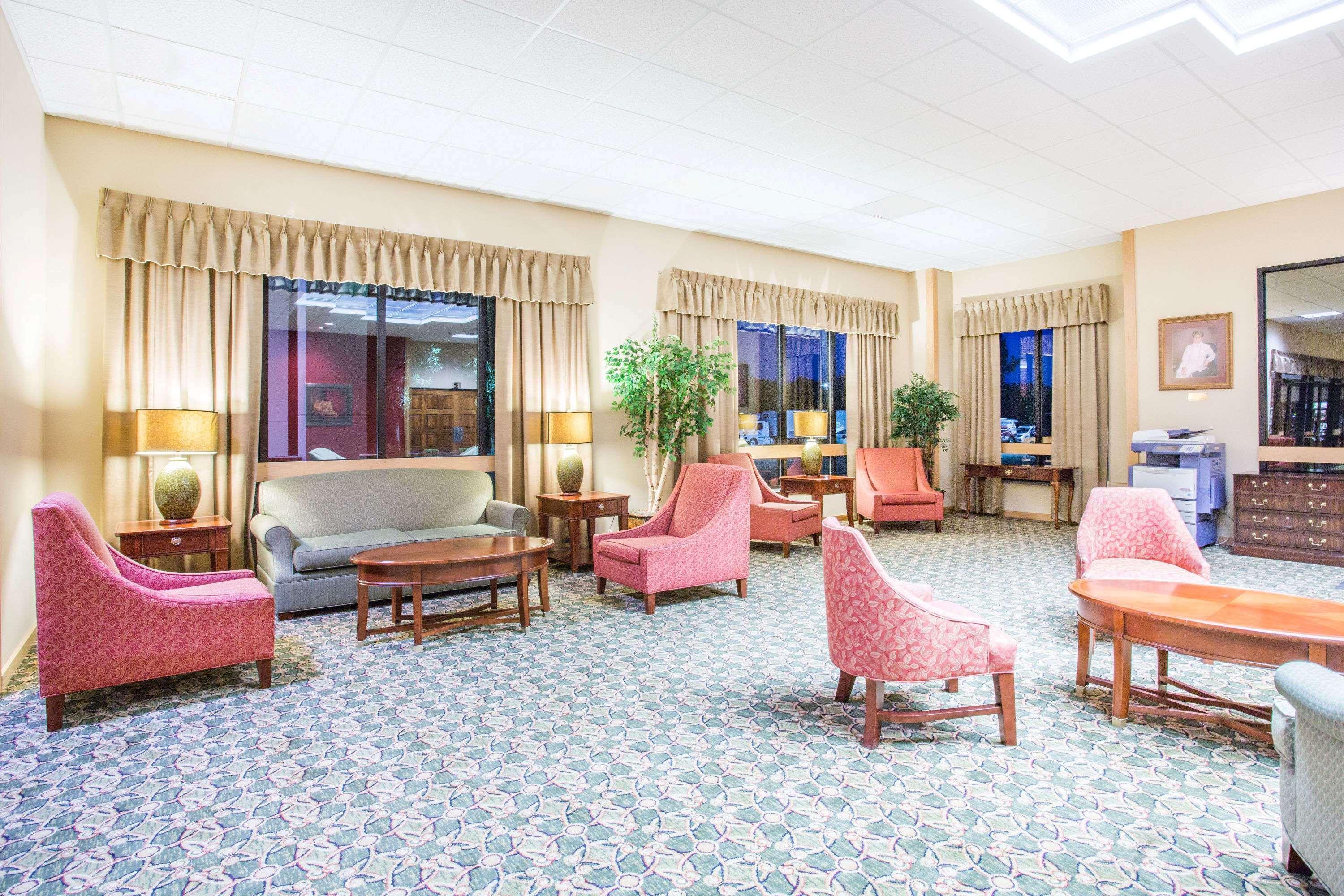 Days Inn & Suites By Wyndham Sutton Flatwoods Εξωτερικό φωτογραφία