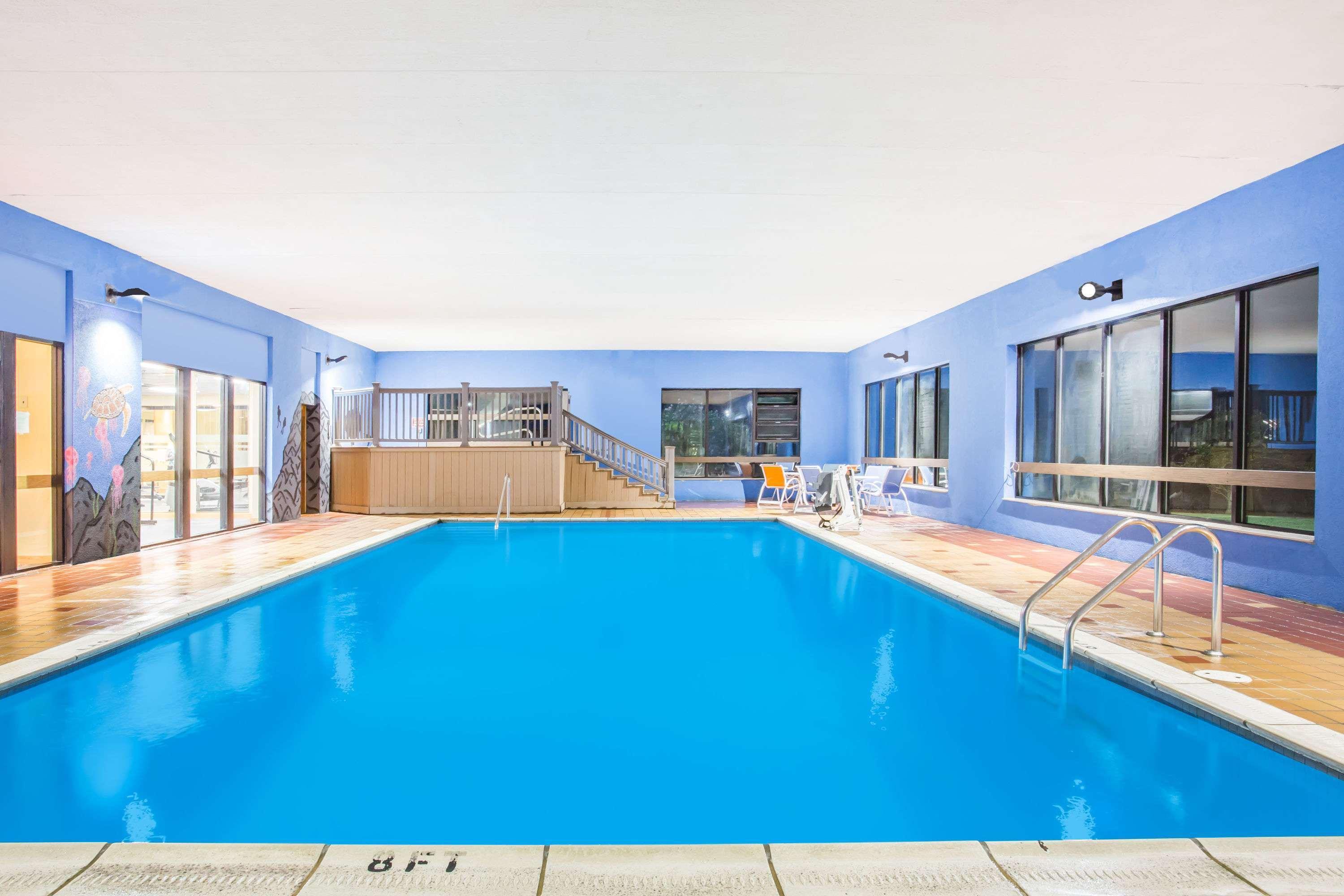 Days Inn & Suites By Wyndham Sutton Flatwoods Εξωτερικό φωτογραφία
