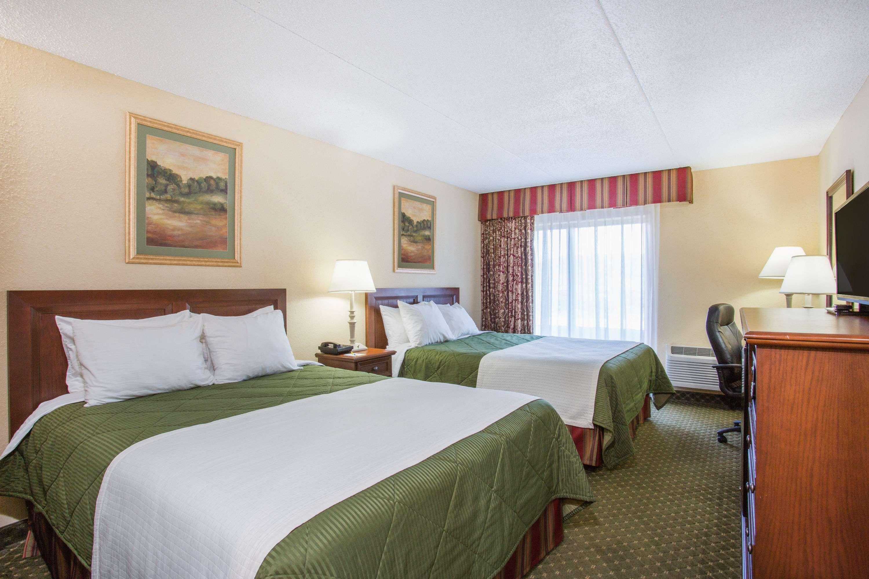 Days Inn & Suites By Wyndham Sutton Flatwoods Εξωτερικό φωτογραφία