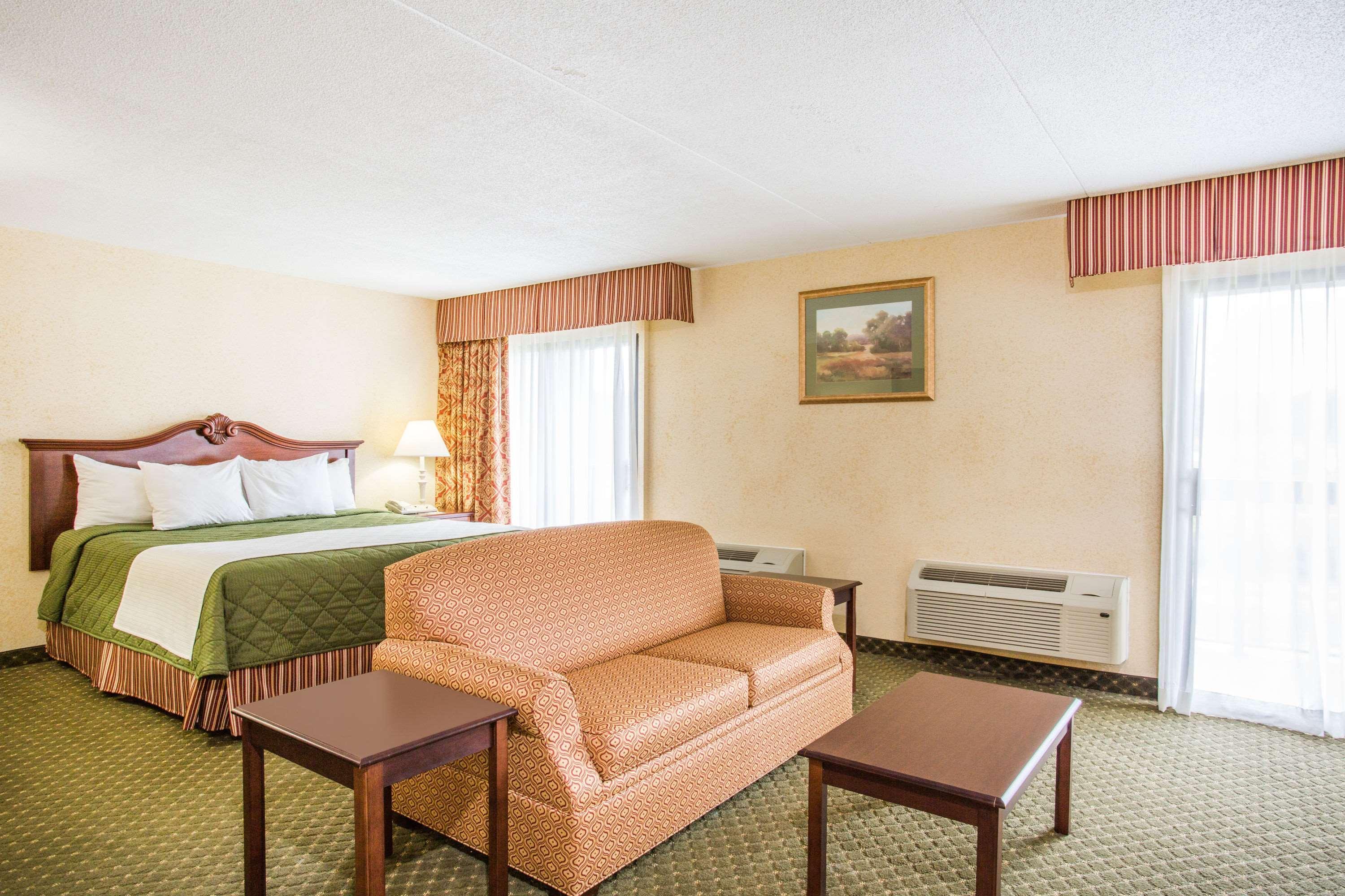 Days Inn & Suites By Wyndham Sutton Flatwoods Εξωτερικό φωτογραφία
